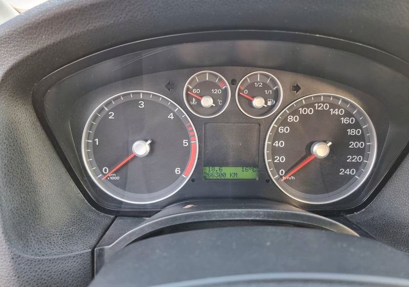 Ford Focus • 2007 • 299,999 km 4