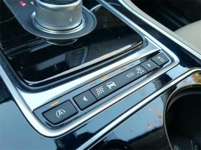 Jaguar XE • 2016 • 129,500 km 10