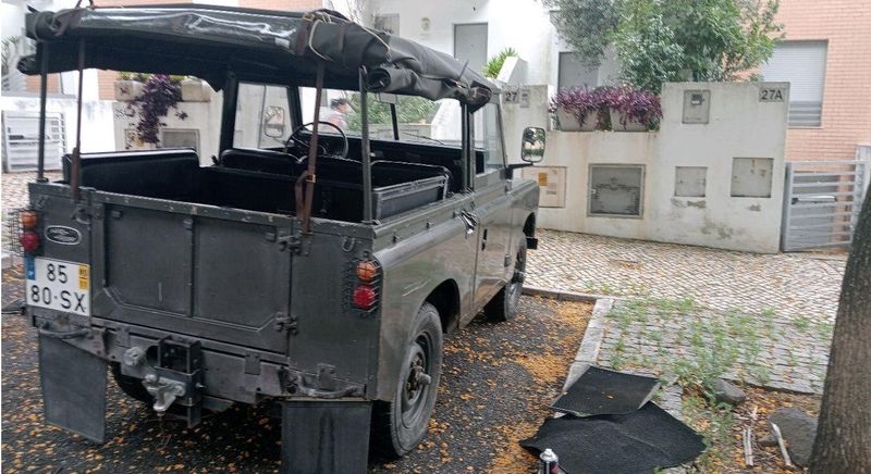 Land Rover LR4 • 1980 • 50,000 km 2