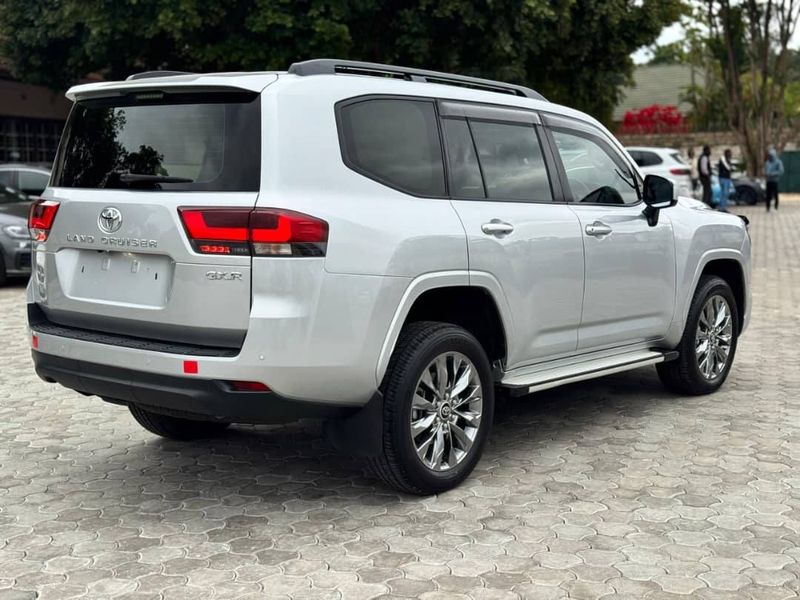 Toyota Land Cruiser • 2022 • 57,000 km 6