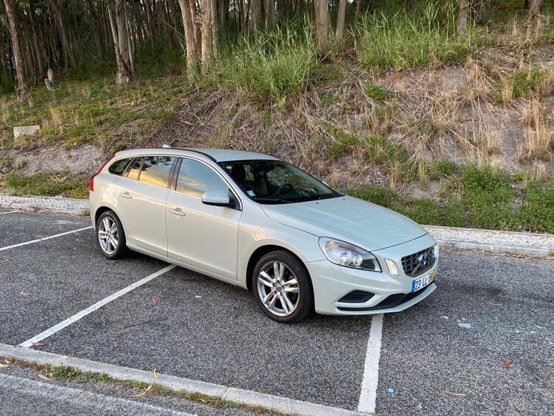 Volvo V60 • 2009 • 129,000 km 4