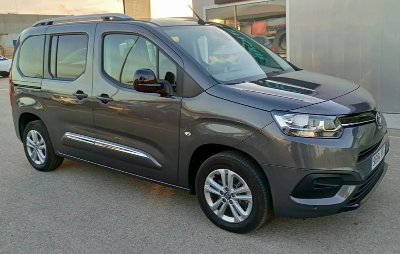 Toyota Prius • 2022 • 15,000 km 2