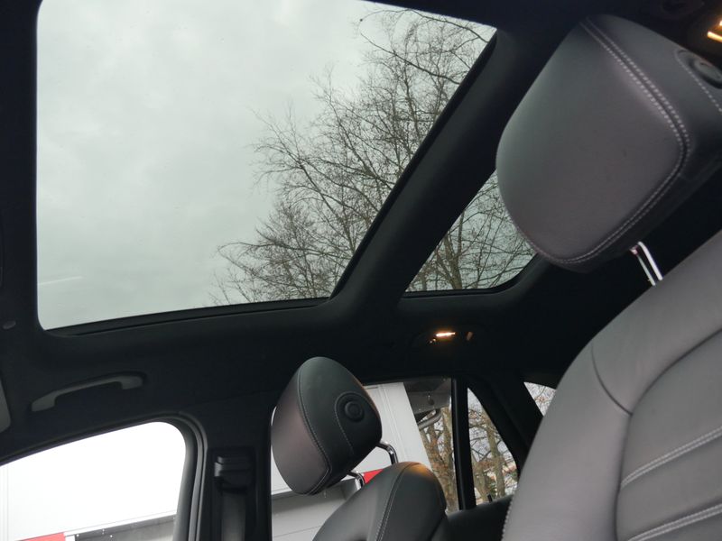 Mercedes-Benz GLC-Class • 2020 • 18,000 km 13