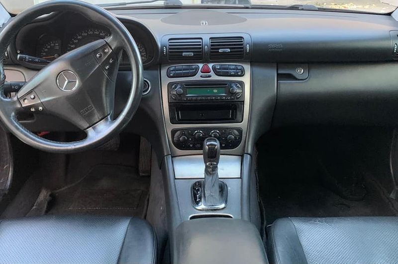 Mercedes-Benz 200 - 300 • 2002 • 98,000 km 4