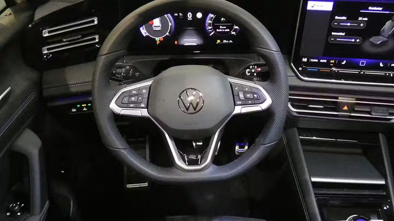 Volkswagen Tiguan • 2024 • 4,100 km 12