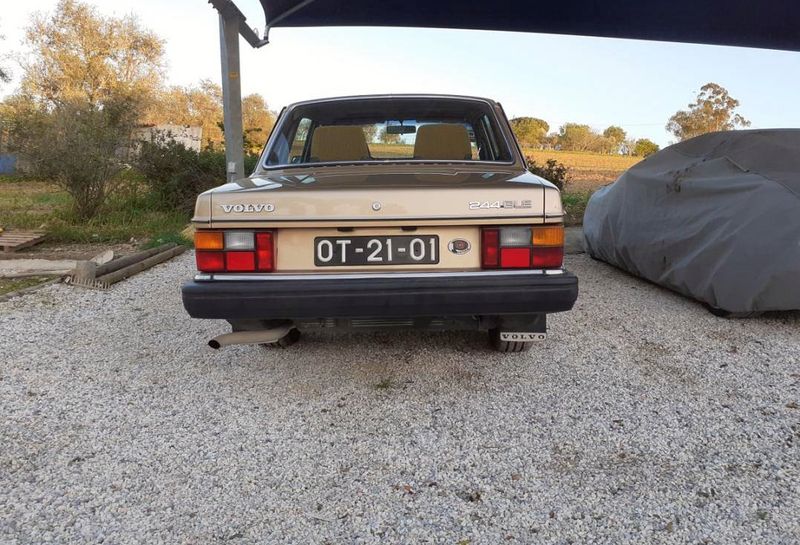 Volvo 240 • 1982 • 200,000 km 2