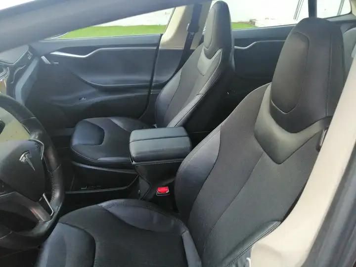 Tesla Model S • 2013 • 285,382 km 5