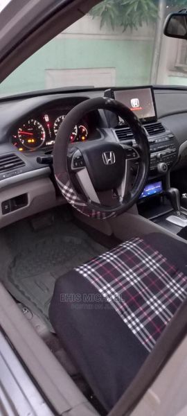 Honda Accord • 2010 • 251,000 km 7