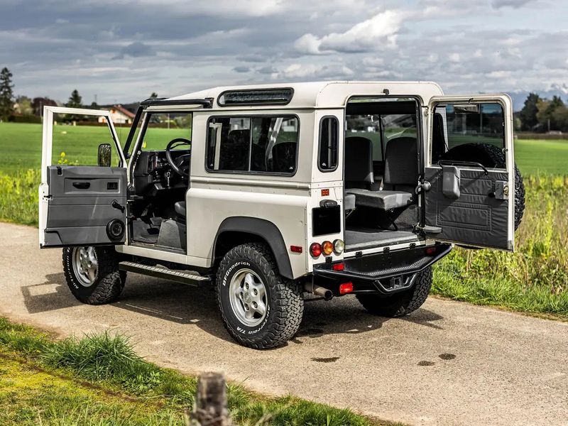 Land Rover Defender • 1998 • 122,600 km 13