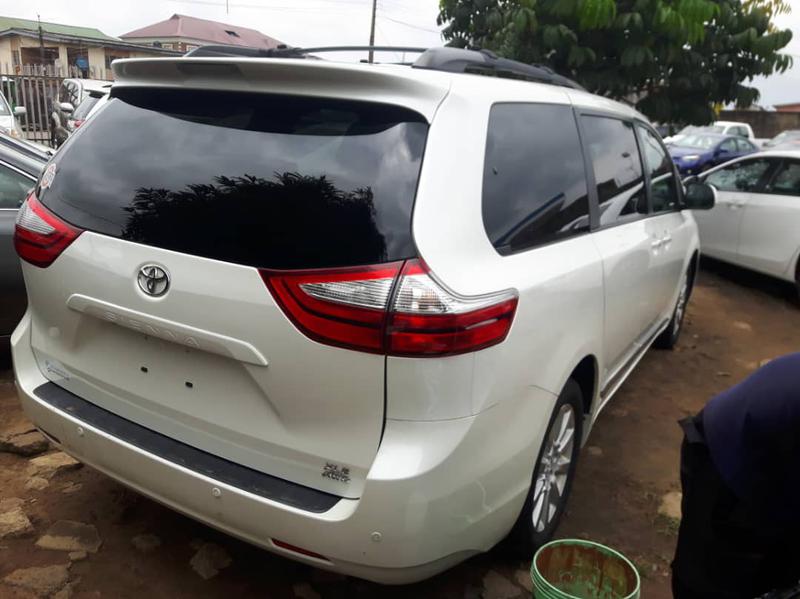Toyota Sienna • 2005 • 87,291 km 12