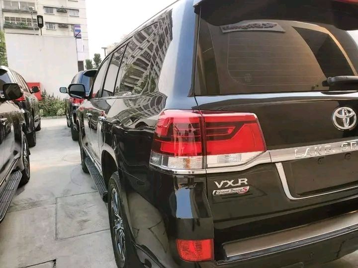 Toyota Land Cruiser • 2019 • 20,000 km 3