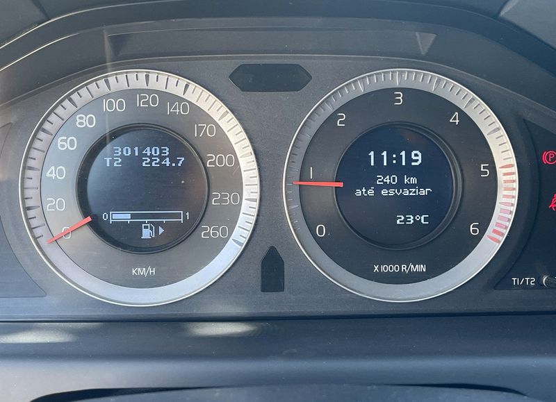 Volvo V70 • 2010 • 301,000 km 3