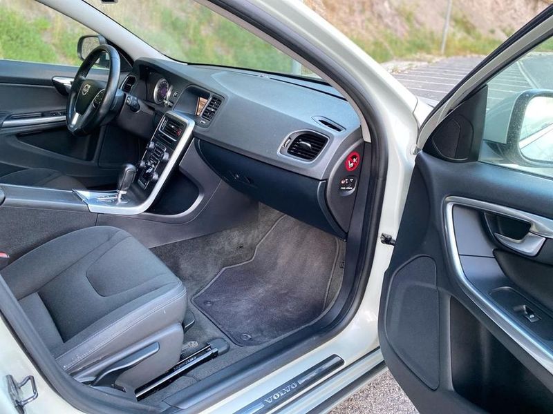 Volvo V60 • 2009 • 129,000 km 3