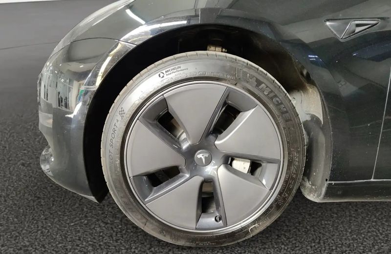 Tesla Model 3 • 2023 • 27,523 km 15