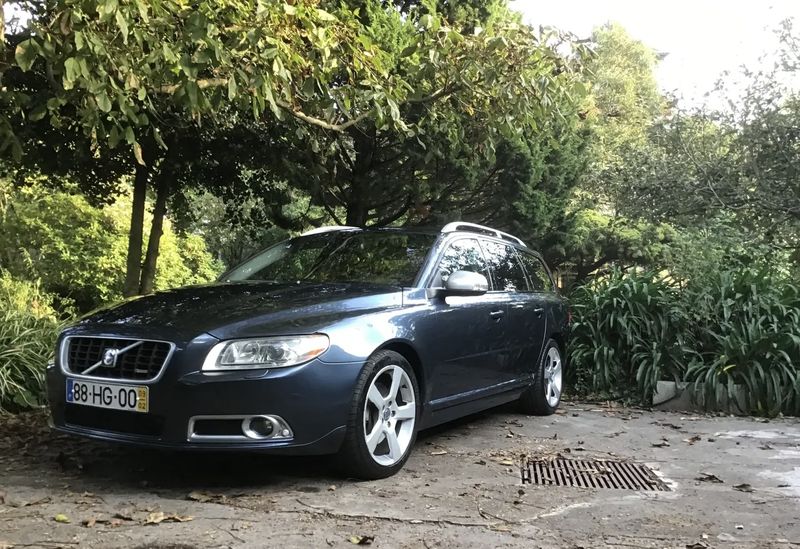 Volvo V70 • 2009 • 238,000 km 1