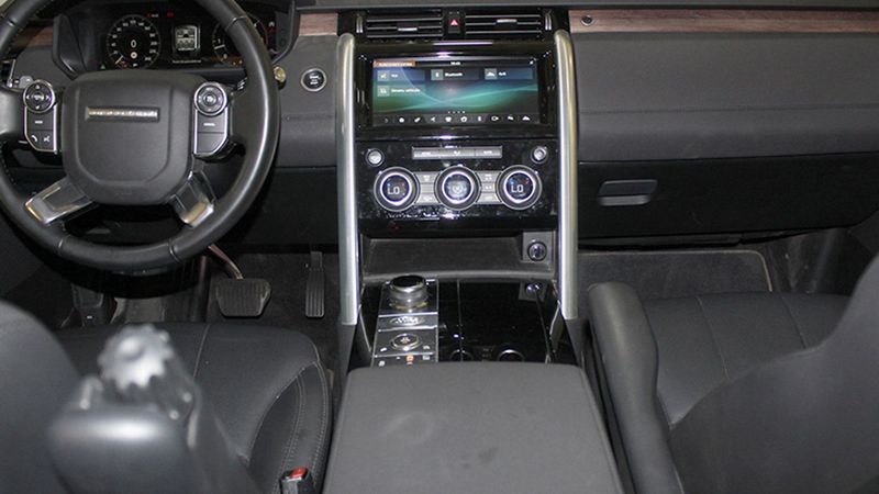 Land Rover Discovery • 2018 • 66,945 km 5