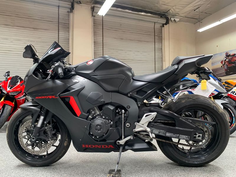 Honda cbr-1000rr • 2017 • 5,000 km 2