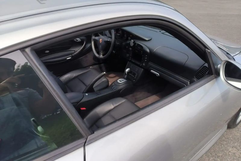 Porsche 911 Carrera • 2003 • 61,000 km 10