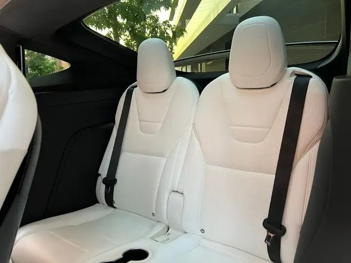 Tesla Model X • 2016 • 42,965 km 4