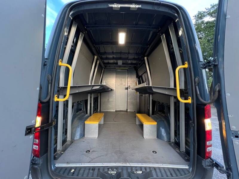 Mercedes-Benz 310 Van • 2018 • 106,000 km 6