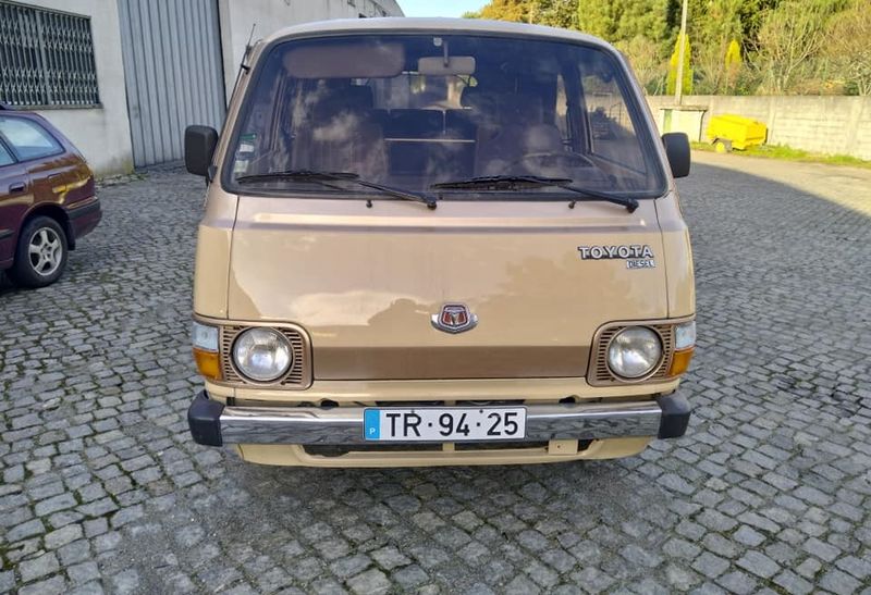 Toyota Hiace Van • 1982 • 234,000 km 2