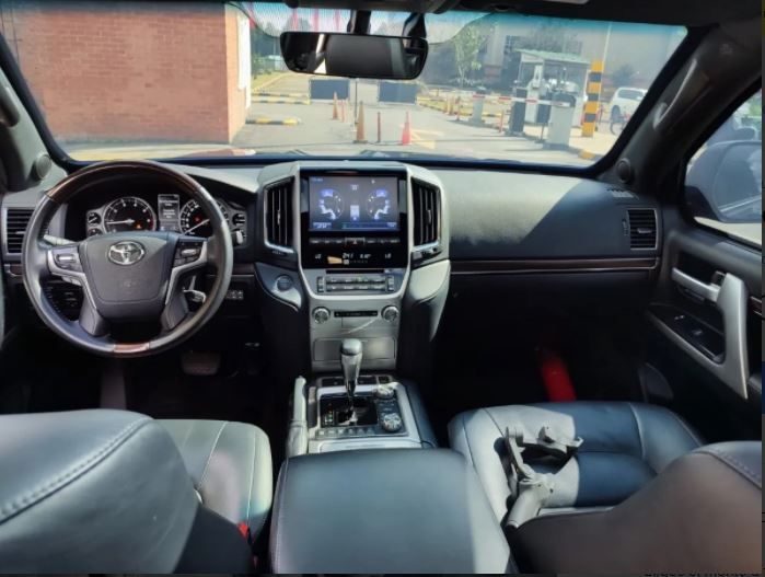 Toyota Land Cruiser • 2019 • 75,000 km 3