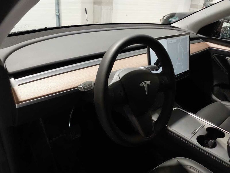 Tesla Model Y • 2022 • 10,784 km 5