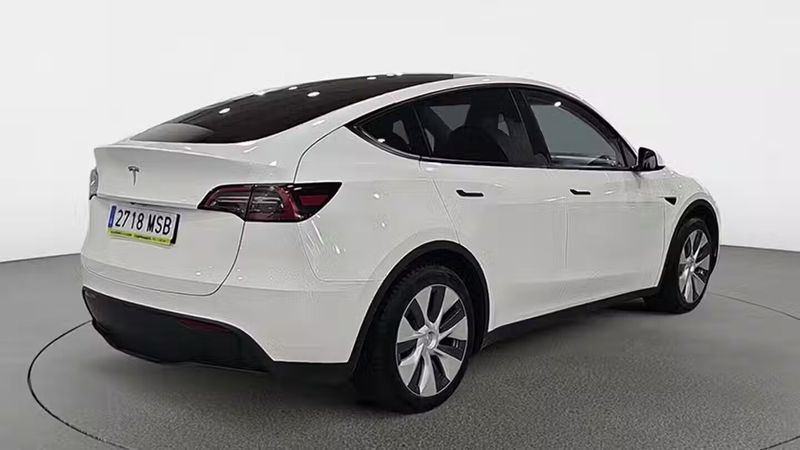Tesla Model Y • 2024 • 16,942 km 5