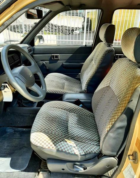 Toyota Hilux • 1991 • 200,000 km 5