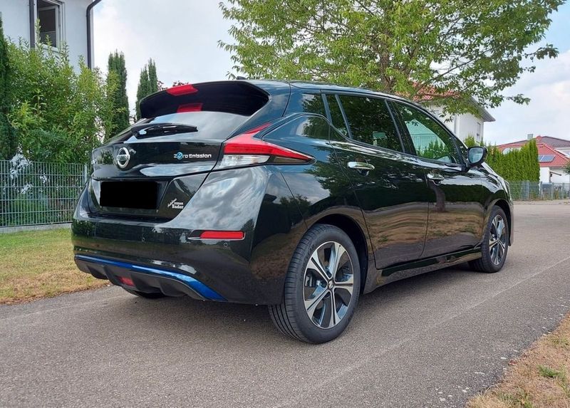 Nissan Leaf • 2022 • 16,100 km 3