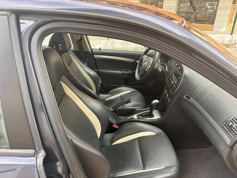 Saab 9-3 • 2008 • 243,000 km 2