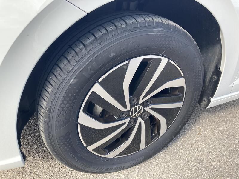 Volkswagen Polo • 2022 • 24,689 km 10