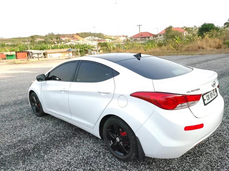 Hyundai Elantra • 2012 • 51,684 km 3