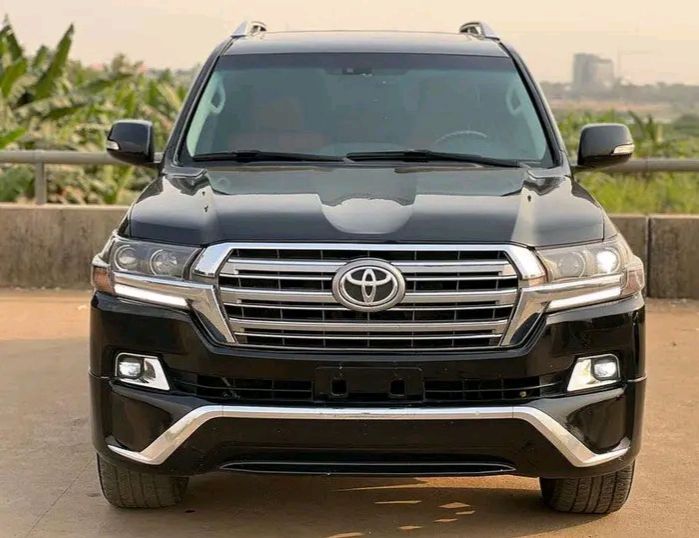 Toyota Land Cruiser • 2017 • 300 km 1