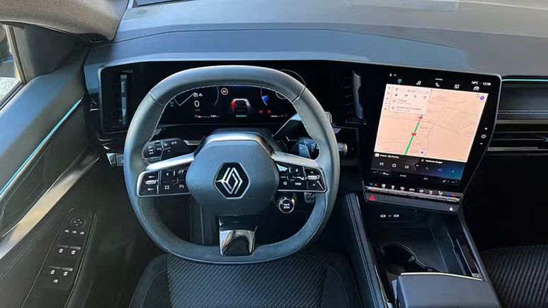 Renault Kadjar • 2024 • 2,069 km 12