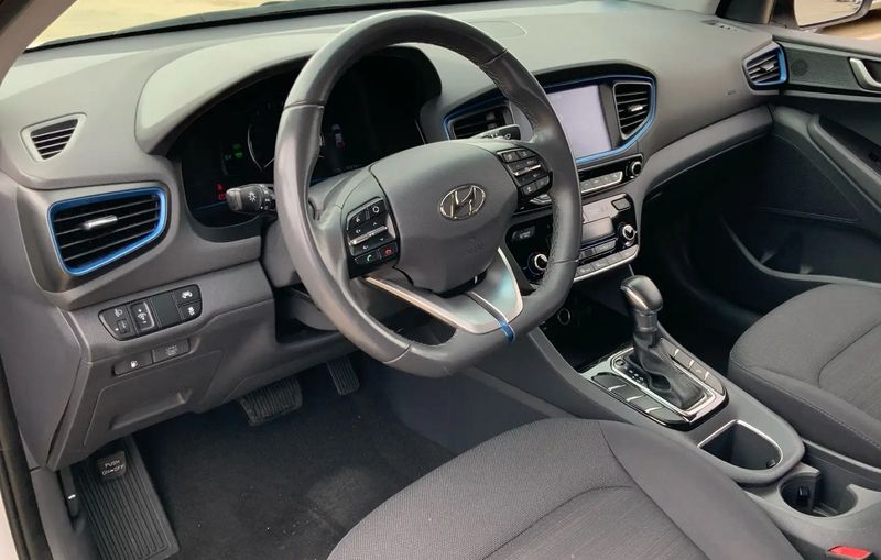 Hyundai Ioniq Hybrid • 2018 • 83,500 km 7