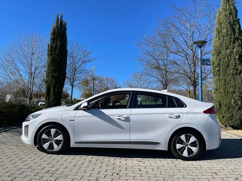 Hyundai Ioniq Hybrid • 2019 • 170,000 km 4