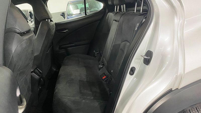 Lexus UX • 2022 • 9,000 km 7