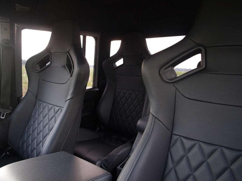 Land Rover Defender • 1999 • 250,700 km 3