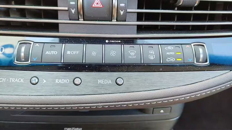 Lexus LS • 2018 • 102,493 km 16