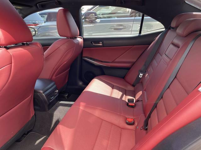 Lexus IS • 2018 • 27,365 km 19