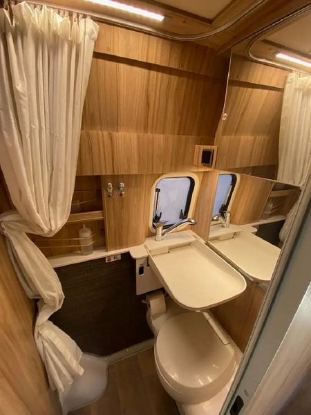 Mercedes-Benz 100 D • 2019 • 124,000 km 15