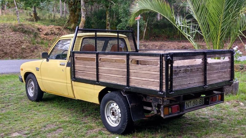 Toyota Hilux • 1983 • 350,000 km 4