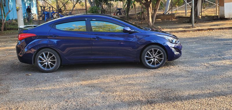 Hyundai Elantra • 2012 • 144,000 km 4