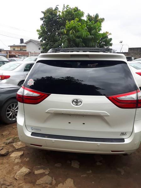 Toyota Sienna • 2005 • 87,291 km 9