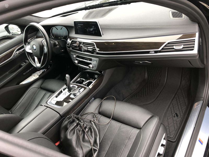 BMW 7 • 2016 • 110,000 km 16