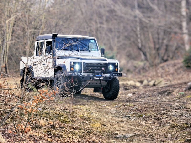 Land Rover Defender • 2005 • 135,000 km 2