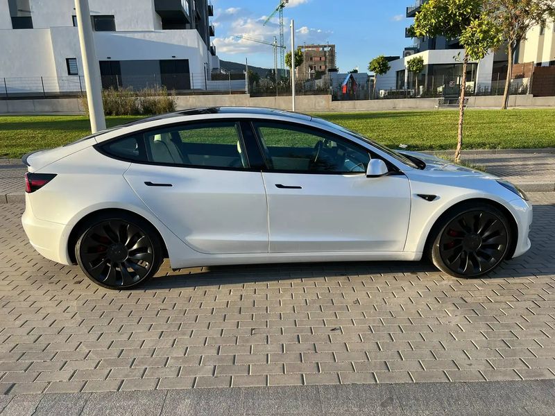Tesla Model 3 • 2021 • 71,000 km 7