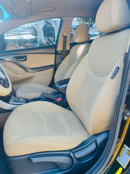 Hyundai Elantra • 2012 • 123,456 km 7