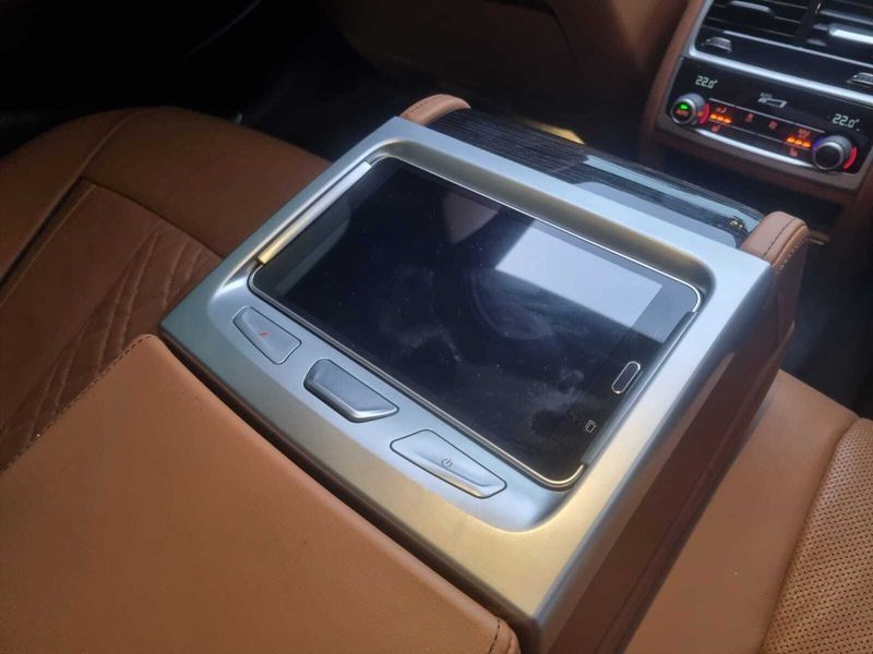 BMW 7 Series • 2020 • 112,000 km 6